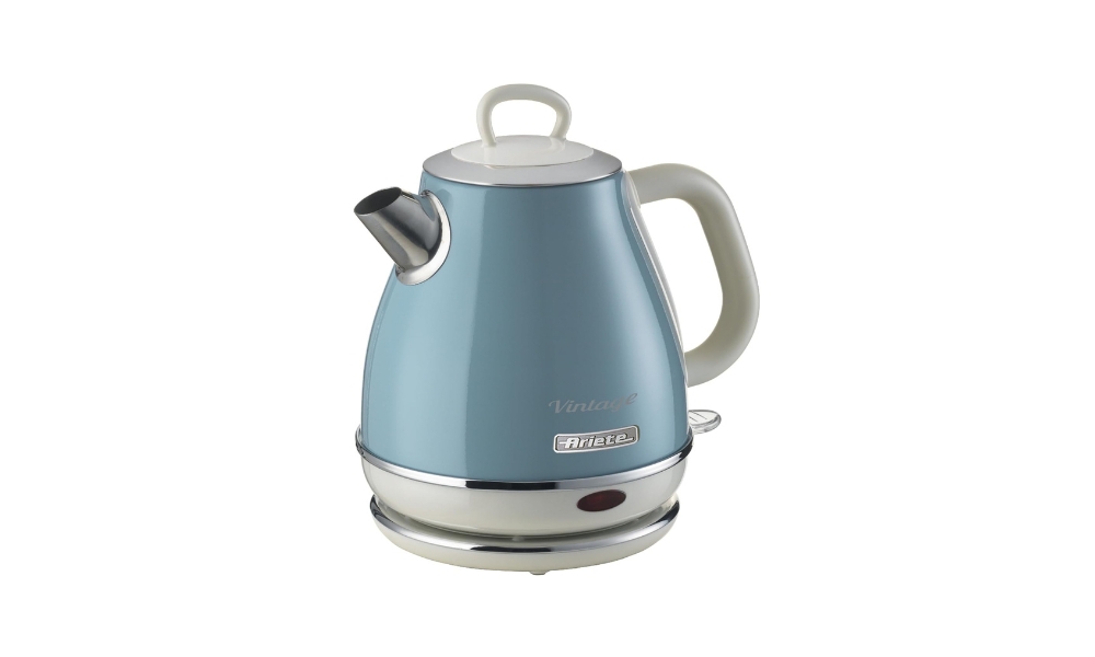 Chic Ariete electric kettle in light blue and white, combining retro charm with modern efficiency. Ideal for quick boiling, with a sturdy base and stylish countertop appeal.