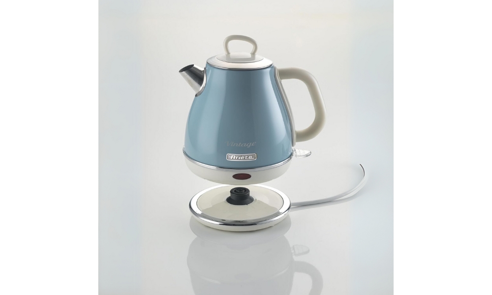 Chic Ariete electric kettle in light blue and white, combining retro charm with modern efficiency. Ideal for quick boiling, with a sturdy base and stylish countertop appeal.
